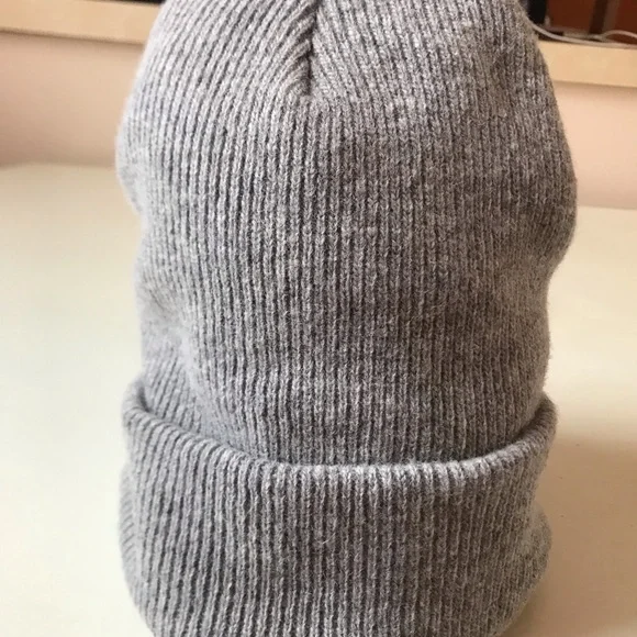 ALO Yoga Everyday Beanie Heather Athletic Grey - Picture 4 of 8